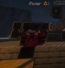 roier cubito todo chiquito escuchando el chisme