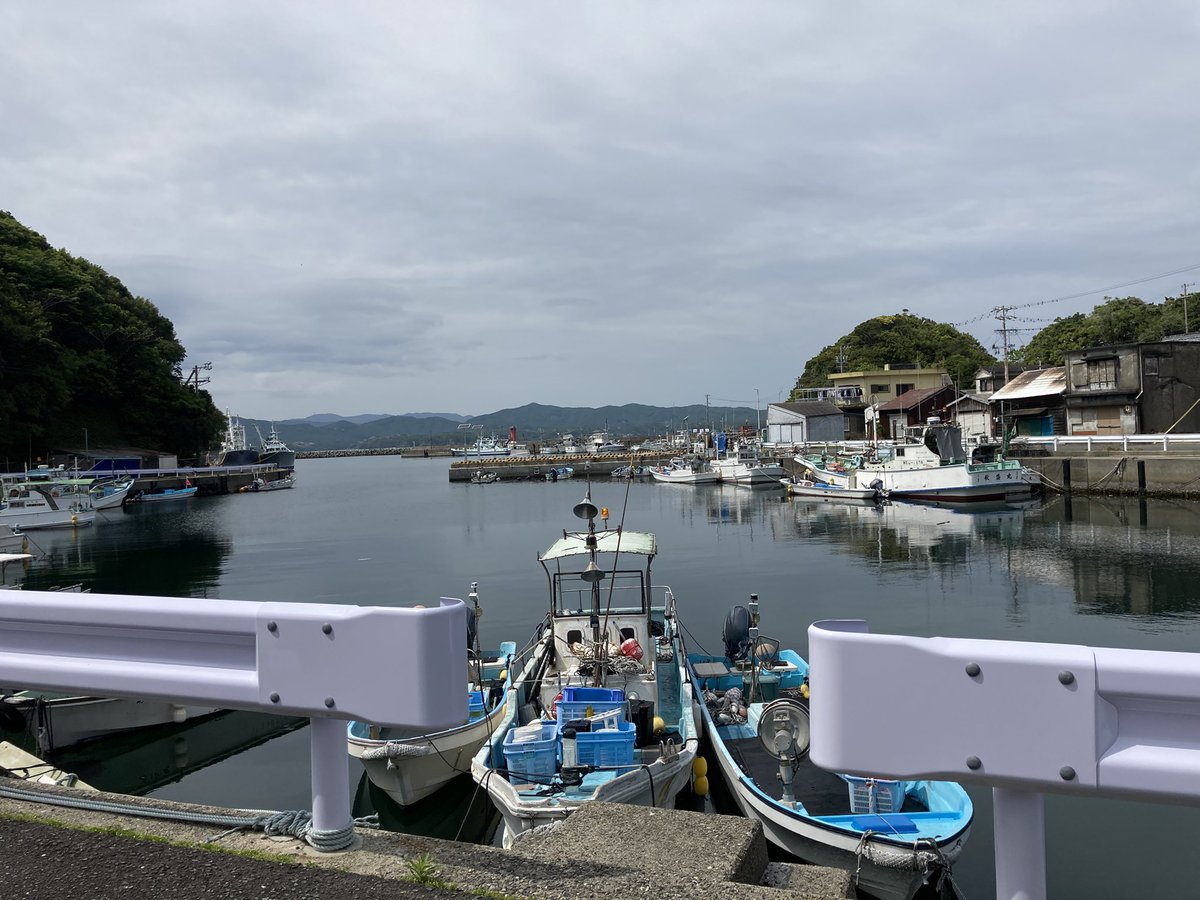 Harushion's tweet image. 週末(土)は曇り☁️湿度が高くジメジメ蒸す

湾内の潮錆したガードレールは護岸工事で交換された

映る漁船には油類も抜かれ役目を終えた船も

鄙びた港町…春雲は綿の如く

花粉や低気圧に天気の変化は注意⚠️漁師町に侘び錆 
#iPhoneSE #イマソラ #イマウミ #伊勢志摩 #あのりふぐ #伊勢海老 #安乗漁港