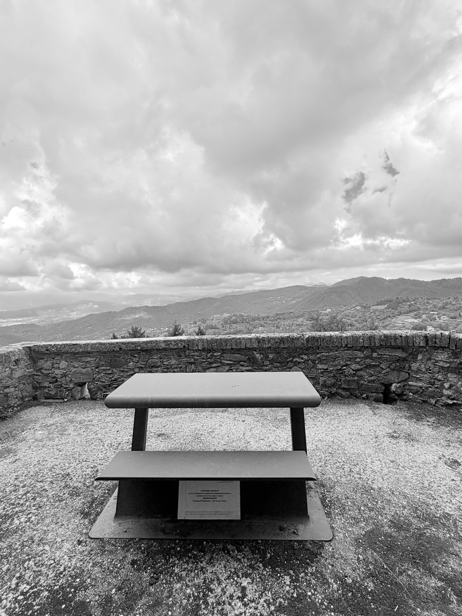 Alonein43672278's tweet image. #photography #blackandwhite #table #clouds
