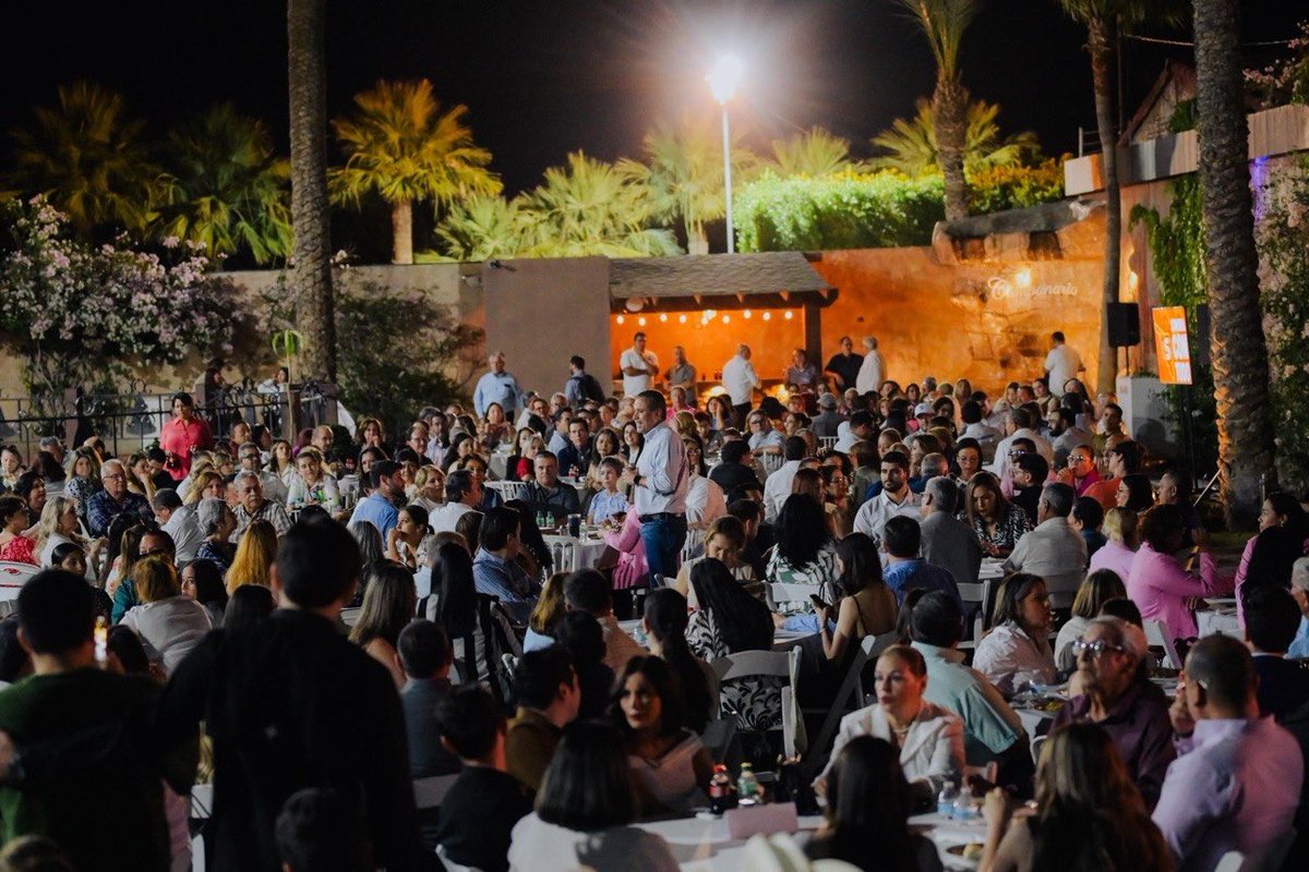 tonoastiazaran's tweet photo. ¡San Luis Río Colorado tiene gente con mucha energía y corazón! 🙌🏼

En un encuentro organizado por @Sonora_Con_Todo, platicamos con asociaciones civiles, líderes y personas que desde su causa ayudan, acompañan y fortalecen a su comunidad.

También les hicimos la invitación a venir a Hermosillo para disfrutar las Fiestas del Pitic. 🎶✨

Muy agradecido por el gran recibimiento y por tanto entusiasmo. ¡Se siente la fuerza de San Luis!