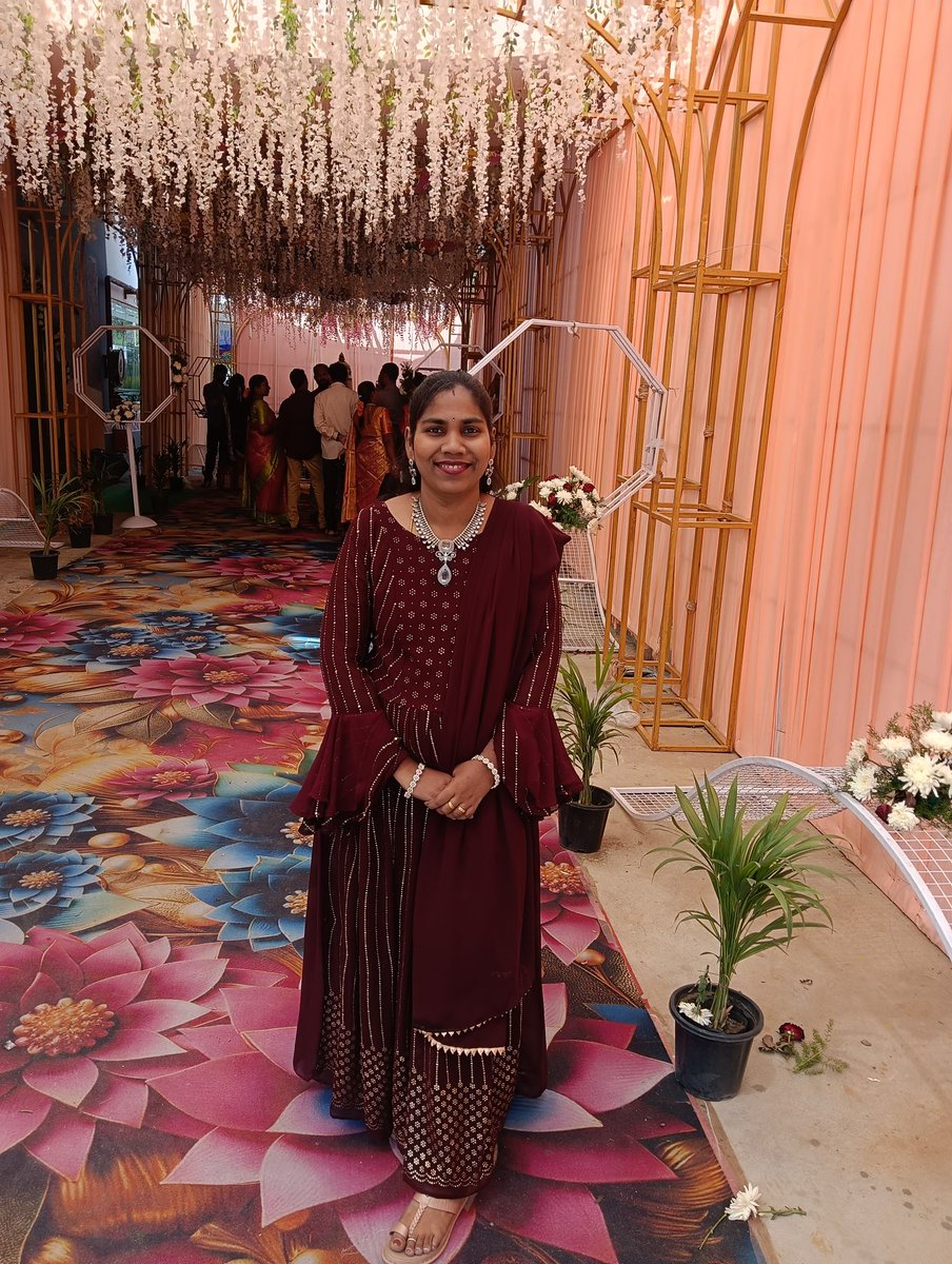 Manasamithai's tweet photo. *చిన్న కథ – పెద్ద పాఠం*

ఒక గ్రామంలో ఇద్దరు రైతులు ఉండేవారు. ఒక రైతు ప్రతిరోజూ ఉదయం లేచి తన పొలానికి నీళ్లు పోసేవాడు. మరొక రైతు మాత్రం “రేపటి నుంచి మొదలెడతా” అని ఆలస్యం చేసేవాడు.

కొన్ని రోజుల తరువాత, మొదటి రైతు పొలం పచ్చగా మెరిసింది. రెండో రైతు పొలం మాత్రం ఎండిపోయింది. https://t.co/8dpIEh0idW