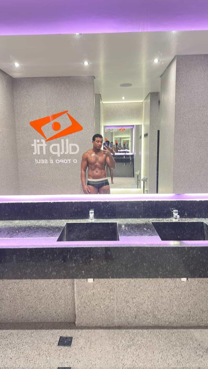 FerWhesley's tweet photo. Sauna de pós treino https://t.co/MvfDY0jWZD