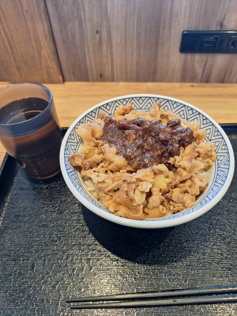 只今、吉野家にて 魯肉牛丼をいただいてます。Ψ( 'ω'* )

 #吉野家
 #魯肉牛丼