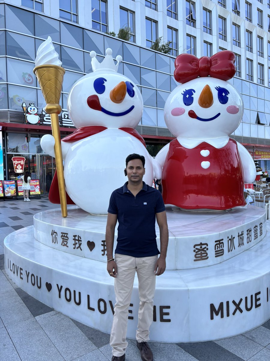 lensmandev's tweet photo. पहली बार चीन यात्रा पर आया और यहाँ की development, infrastructure और technology देखकर सच में हैरान रह गया हूँ 🇨🇳✨
हर शहर में ultra-modern इमारतें, तेज़ रफ्तार bullet trains 🚄, world-class roads और smart city systems—सब कुछ future जैसा लगता है। #ChinaVisit #Development #Infra https://t.co/OnT1Ylw5jz