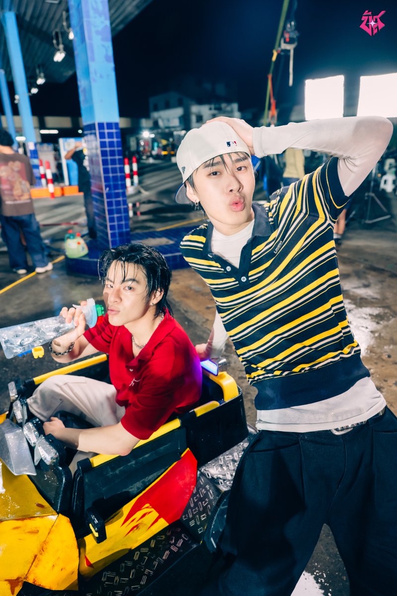 BUS_SONRAY's tweet image. 📸 รูปเบื้องหลังของพวกเฮีย ในปั๊ม ⛽🚧 (3/4)

BUS - คับเฮีย
OFFICIAL MUSIC VIDEO OUT NOW!
🔗: youtu.be/VUL5DJ5HB30

MUSIC ON ALL STREAMING
🔗: becauseofyouishine.lnk.to/KUBHERE

#BUS_คับเฮีย_เอ็มวี
#BUS_คับเฮีย
#BUSbecauseofyouishine
#SONRAYMUSIC