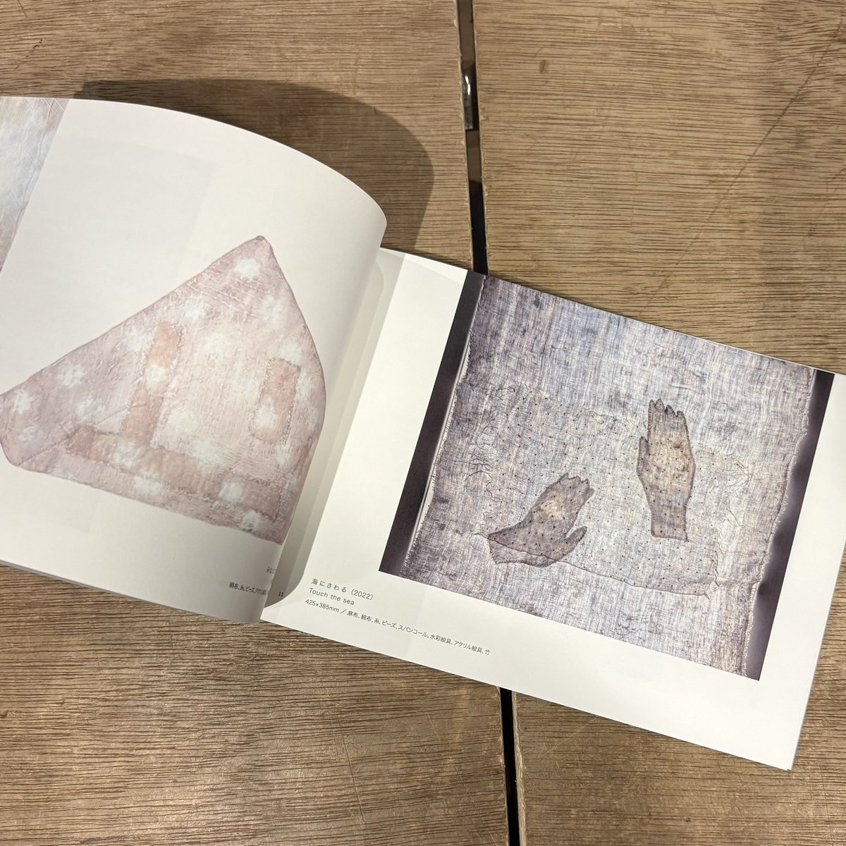 100hyakunen's tweet photo. 一日で個展開催中のしらやさん@silayam の作品集『装飾と回復』を百年のオンラインショップに掲載しました。個展の会期終了後は百年にて販売予定です。 https://t.co/cWTDRBGZEY
