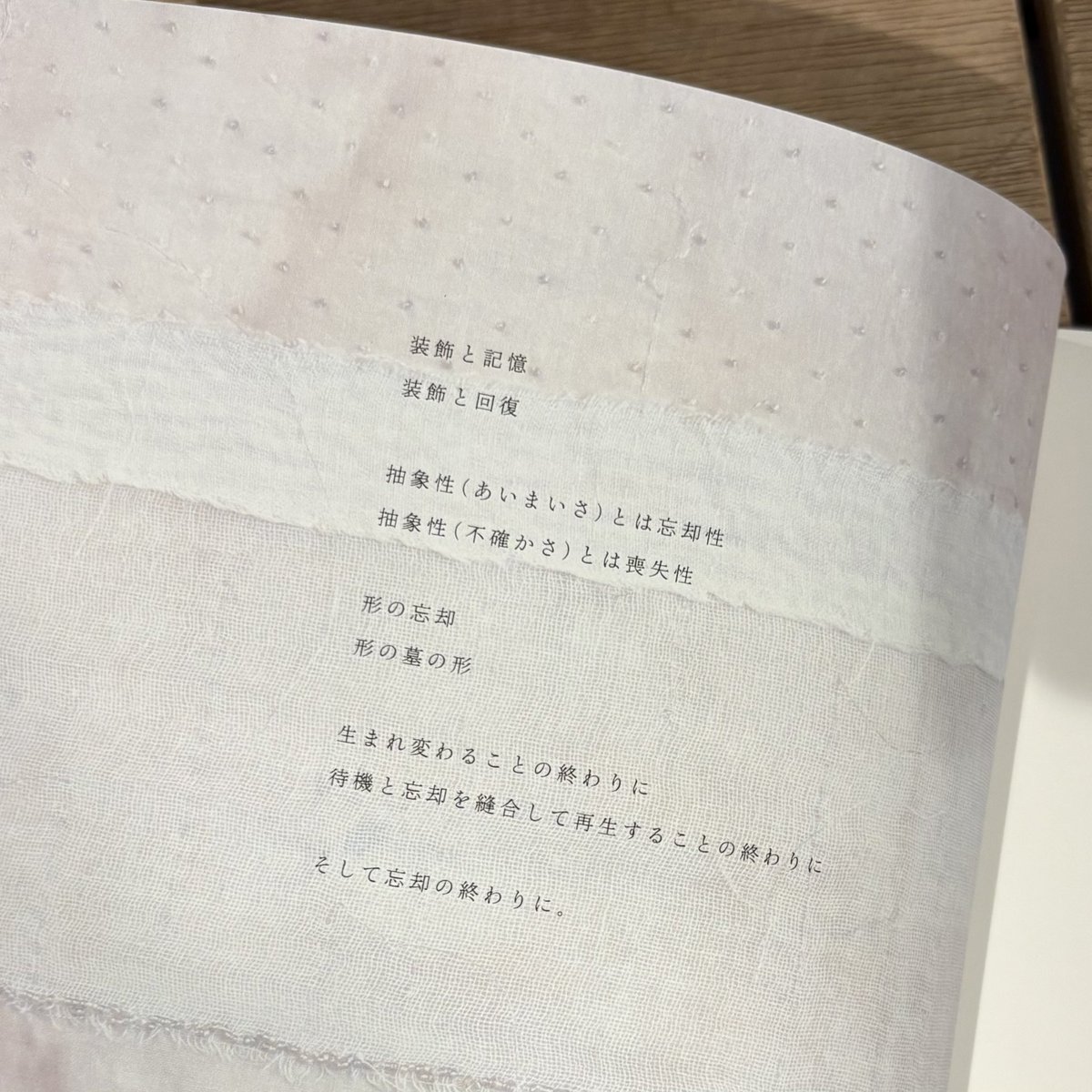 100hyakunen's tweet photo. 一日で個展開催中のしらやさん@silayam の作品集『装飾と回復』を百年のオンラインショップに掲載しました。個展の会期終了後は百年にて販売予定です。 https://t.co/cWTDRBGZEY