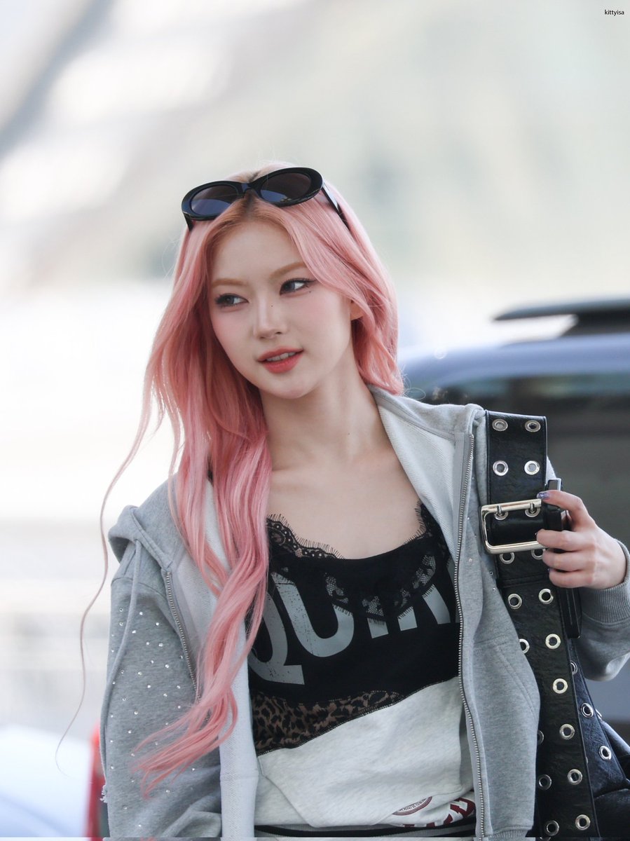 kittyisa123's tweet photo. 260425 
핑냥이 분위기 미쳤어...

#스테이씨 #STAYC #아이사 #ISA https://t.co/9peW1na8y3
