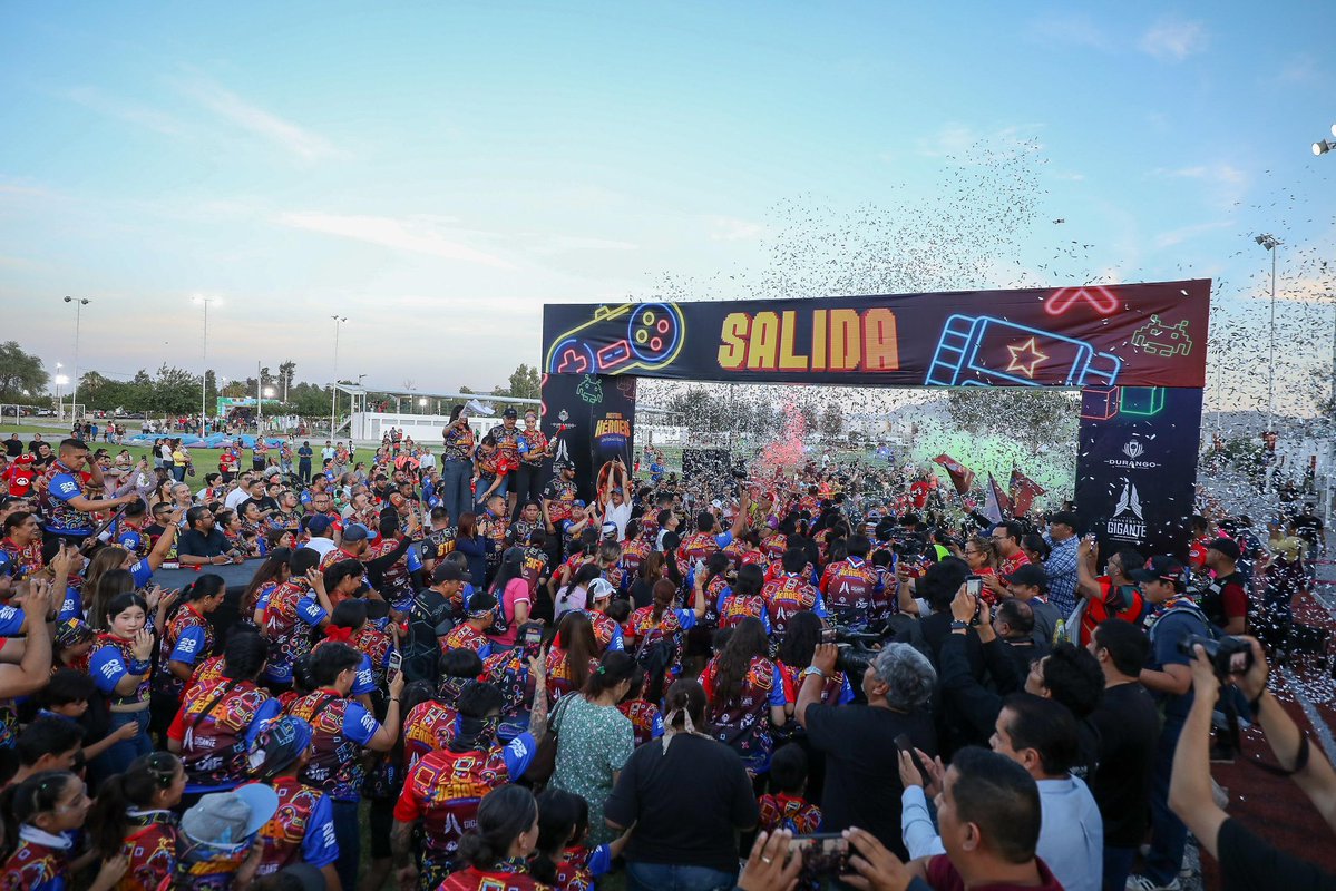 LaloSerranoZ's tweet image. #LaserInformativo

#Laguna|| Nivel superado: 4 mil personas llenan de color y diversión la carrera Nuestros Héroes 2026 Evolution en La Laguna”

•Recorrido con obstáculos, lodo, realidad virtual y temáticas de videojuegos para toda la familia.

•Evento con causa a favor de Casa