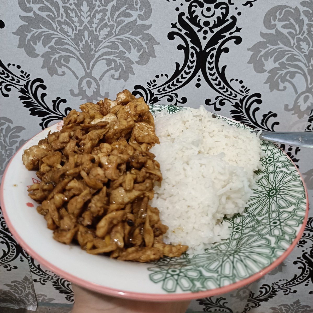 brianbruno90's tweet photo. Hampir setiap hari, masakannya cuma ayam lada hitam doang.
Menu sat-set yang enggak ada bosan-bosannya. https://t.co/yQsER3bA7q