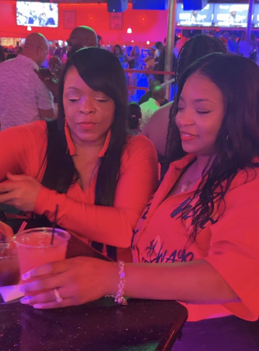 Vallagirl11's tweet image. Friday Family Night in Houston @ Red Rooster❤️❤️ #family #houston #funtimes #love #dance #music #love