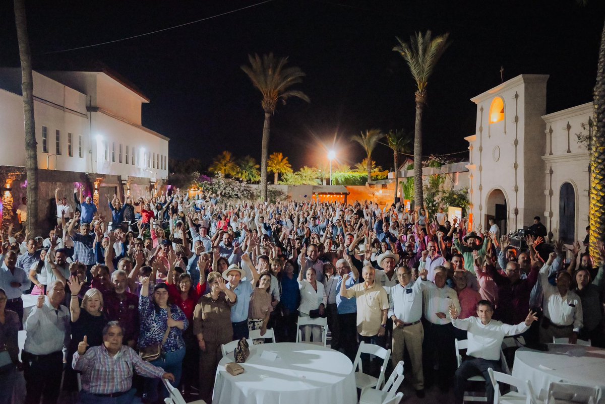 tonoastiazaran's tweet photo. ¡San Luis Río Colorado tiene gente con mucha energía y corazón! 🙌🏼

En un encuentro organizado por @Sonora_Con_Todo, platicamos con asociaciones civiles, líderes y personas que desde su causa ayudan, acompañan y fortalecen a su comunidad.

También les hicimos la invitación a venir a Hermosillo para disfrutar las Fiestas del Pitic. 🎶✨

Muy agradecido por el gran recibimiento y por tanto entusiasmo. ¡Se siente la fuerza de San Luis!
