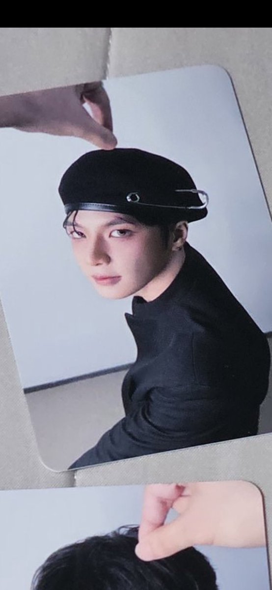 Jaejun looks so pretty 🥲
Makeup, contact lens and beret
Ahhhh