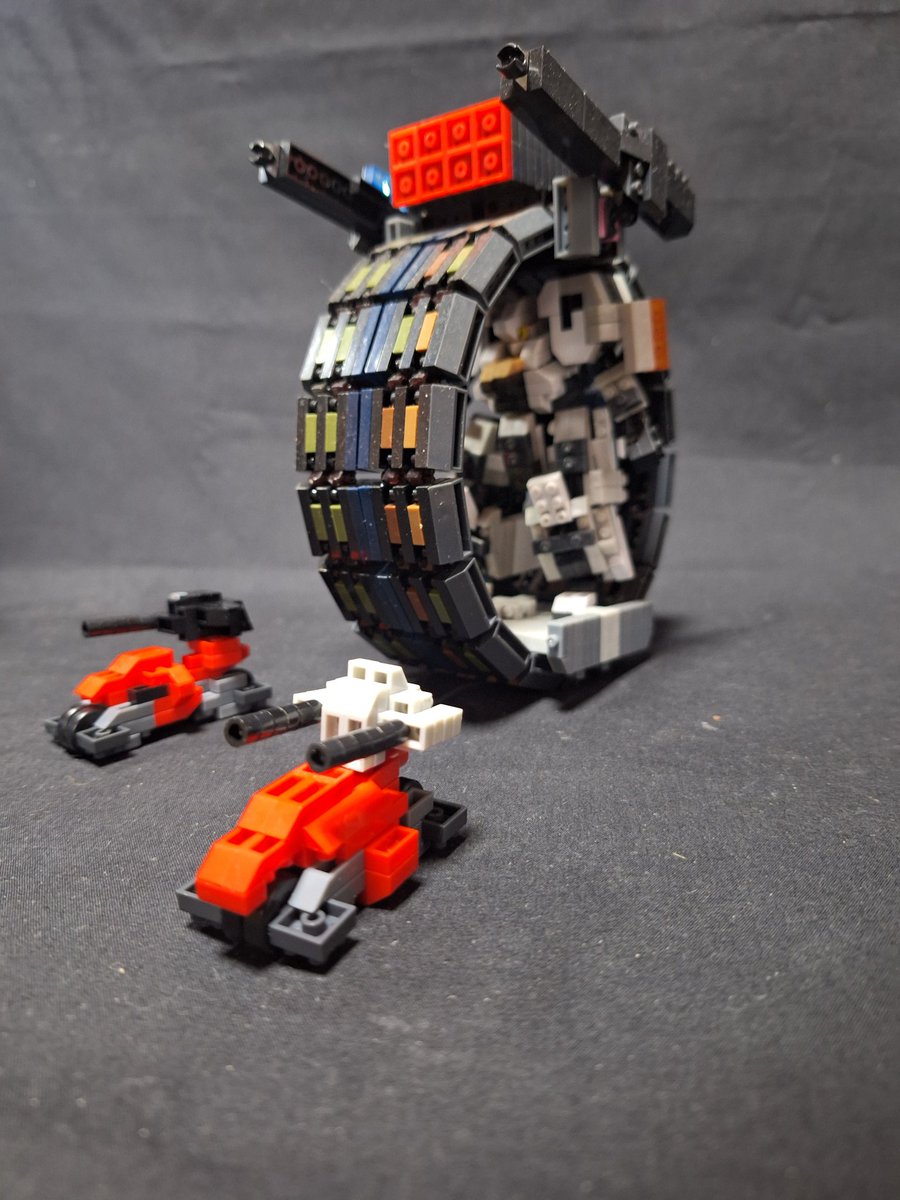 CAxcdSNJhwXHXzR's tweet photo. #プチブロック春のタイヤ祭り
#プチブロック
DAISOプチブロックでVガンダムの戦斗バイク甲型、乙型を作成しました。タイヤサイズに合わせたサイズですが、先の弥生杯と同じく概ね1/144サイズになると思います。 https://t.co/rq7QgbVZtQ