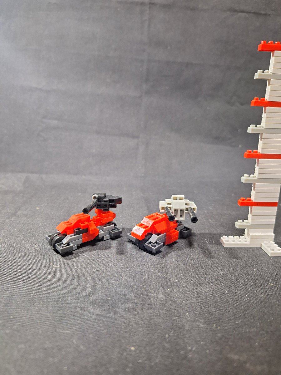 CAxcdSNJhwXHXzR's tweet photo. #プチブロック春のタイヤ祭り
#プチブロック
DAISOプチブロックでVガンダムの戦斗バイク甲型、乙型を作成しました。タイヤサイズに合わせたサイズですが、先の弥生杯と同じく概ね1/144サイズになると思います。 https://t.co/rq7QgbVZtQ