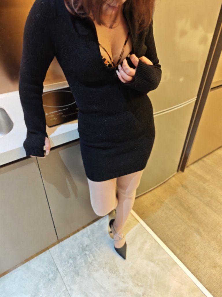 周五，老师她老公经常出差，老师的婆婆给她带娃，老师时间上相对自由一些，今天来附属医院检查工作，下午我在手术室里面跟着导师上台，发信息没有看到，结束的时候老师在等着我说好久没有做爱了，想要，然后我和老师晚上去的酒店开房，他老公还给他打了一个电话，问她是不是在加班，她回答“在加班”。 https://t.co/VeVXdYvUyd