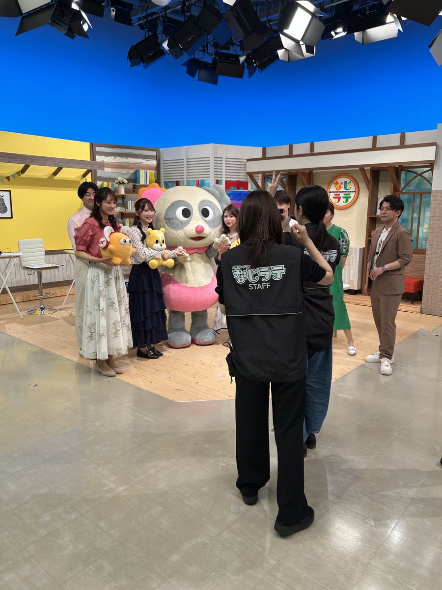 BSN_halletta's tweet image. なじラテ終わりのスタジオにギリギリ間に合っタ～！

今日はいつもよりもたくさんの人が…
と思ったら、いつもテレビで見ている民放４局のアナウンサーさんが！ごうか～！！

みんなからかわいいって言ってもらえて嬉しかっタ～💗

#teny #ux #nst #bsn #なじラテ #ハレッタ #民放の日