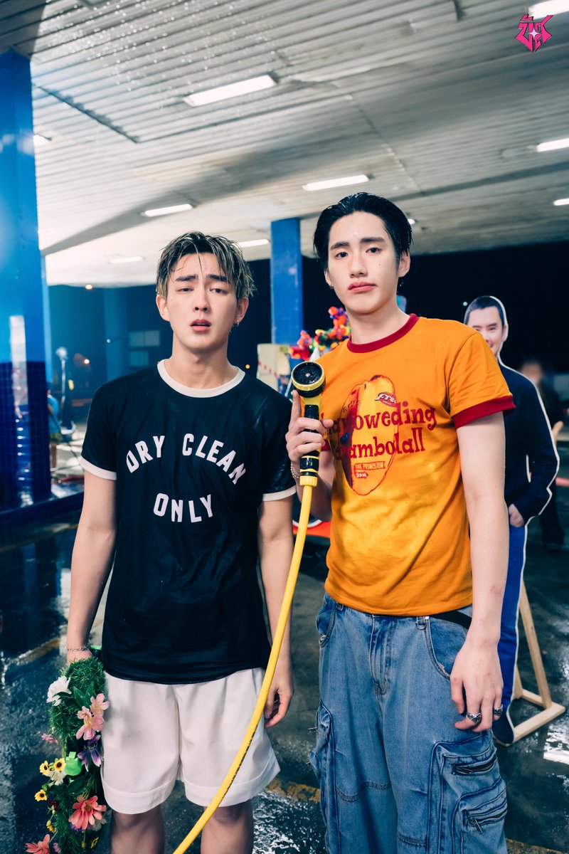 📸 รูปเบื้องหลังของพวกเฮีย ในปั๊ม ⛽🚧 (3/4)

BUS - คับเฮีย
OFFICIAL MUSIC VIDEO OUT NOW!
🔗: youtu.be/VUL5DJ5HB30

MUSIC ON ALL STREAMING
🔗: becauseofyouishine.lnk.to/KUBHERE

#BUS_คับเฮีย_เอ็มวี
#BUS_คับเฮีย
#BUSbecauseofyouishine
#SONRAYMUSIC