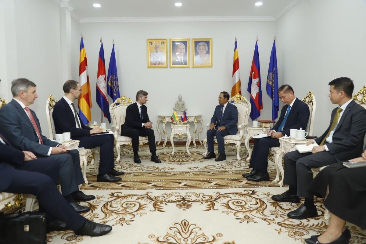 BudrysKestutis's tweet image. Impressed by Cambodia’s extraordinary journey from a mine‑affected country to a global demining expert - now helping save lives in Ukraine 🇺🇦.

During my visit to 🇰🇭, international efforts to support demining in #Ukraine are on the scoop. I met with Cambodia’s Senior Minister and