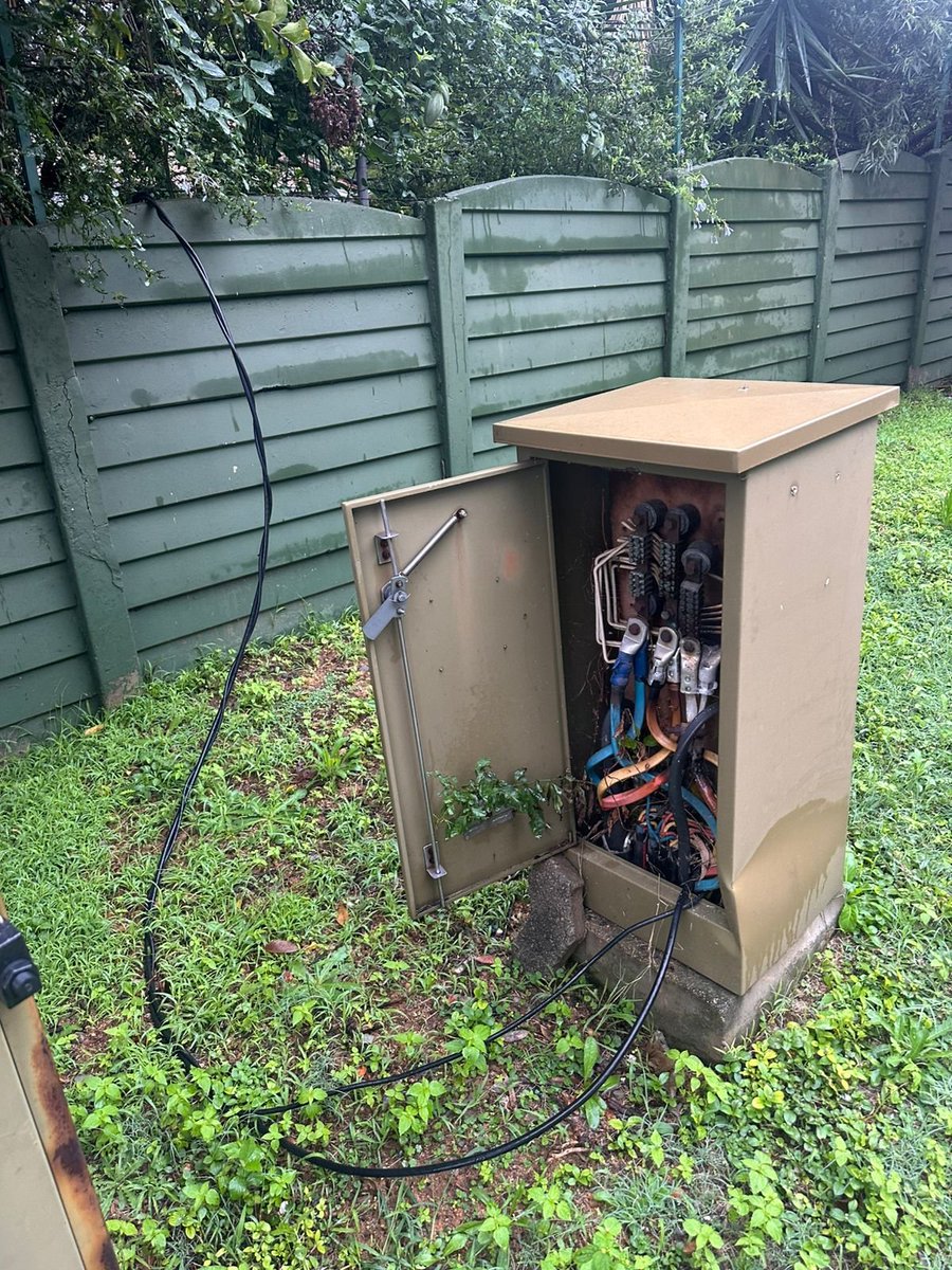 m0n33's tweet photo. @CityPowerJhb The electrical box on the crn of Oxford Street and York Avenue has extensive damage. The power on York Avenue has been out since Wednesday 22 Apr. Many calls have been logged to City of Joburg, and they continuously close the ticket. https://t.co/mCKsPPUOQh