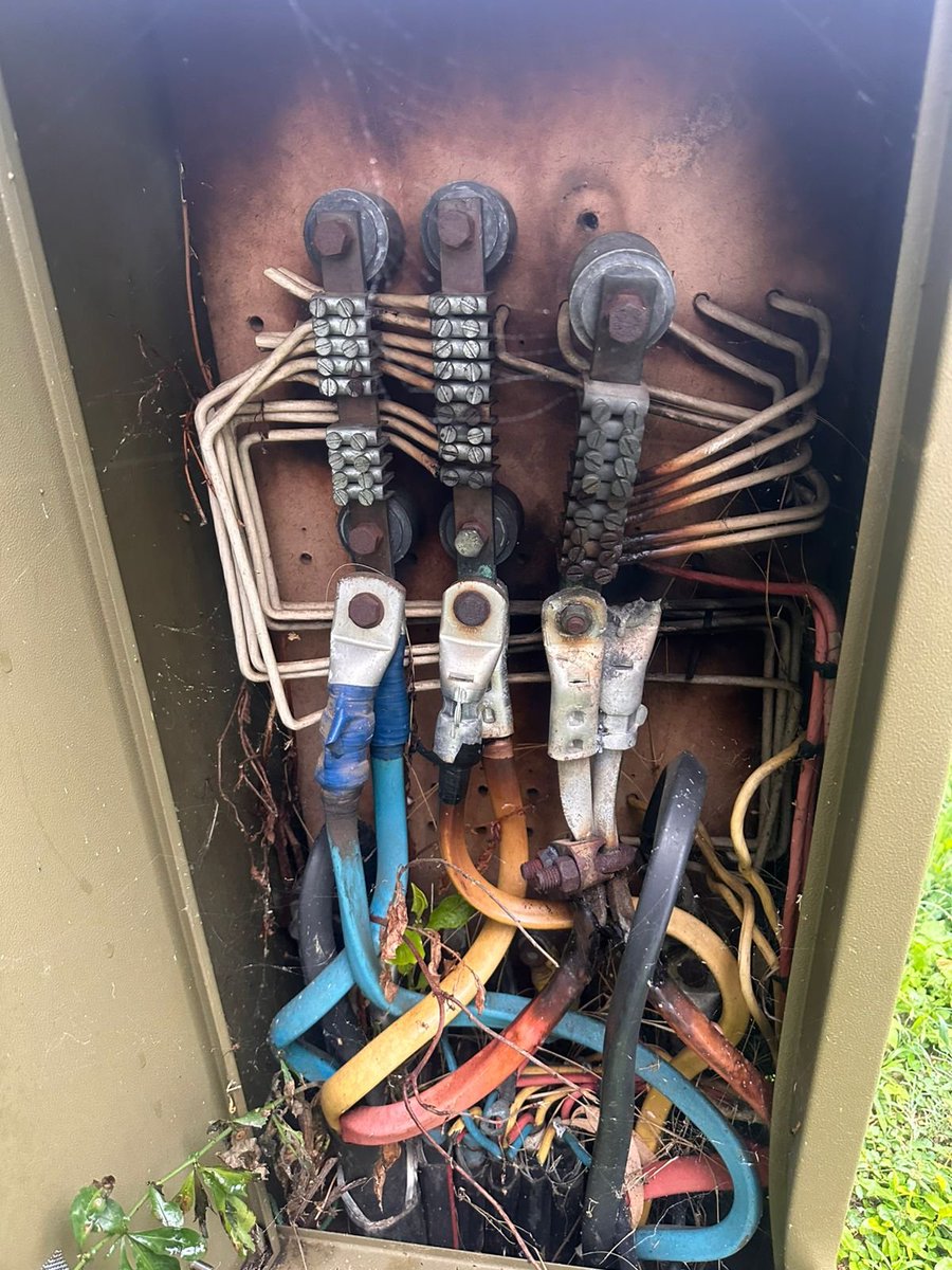 m0n33's tweet photo. @CityPowerJhb The electrical box on the crn of Oxford Street and York Avenue has extensive damage. The power on York Avenue has been out since Wednesday 22 Apr. Many calls have been logged to City of Joburg, and they continuously close the ticket. https://t.co/mCKsPPUOQh