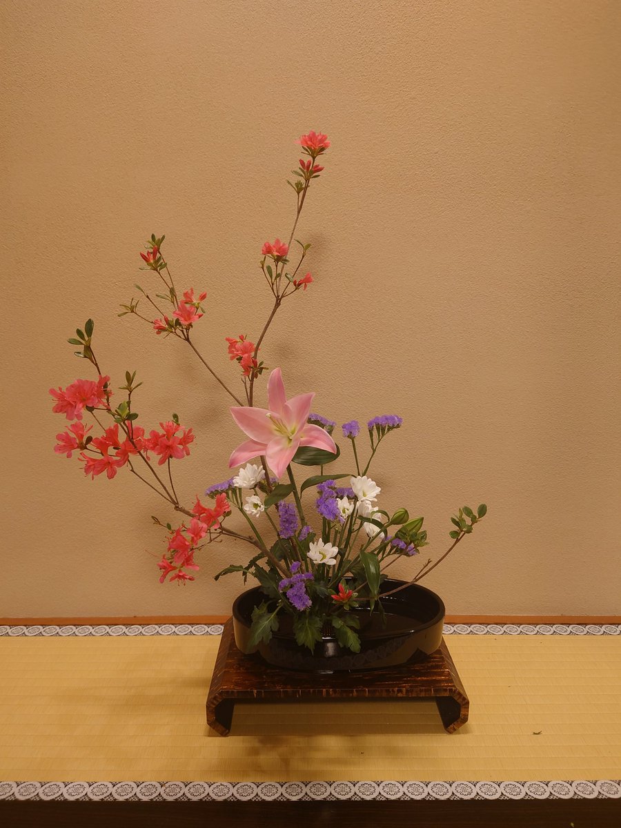 maxima2070's tweet photo. 今日は人数多めでワイワイ楽しめました。花材は、躑躅、百合、スターチス、菊でお花たくさんできれいに仕上がりました✨　#真奈生花教室 https://t.co/HcBc3vz8NF
