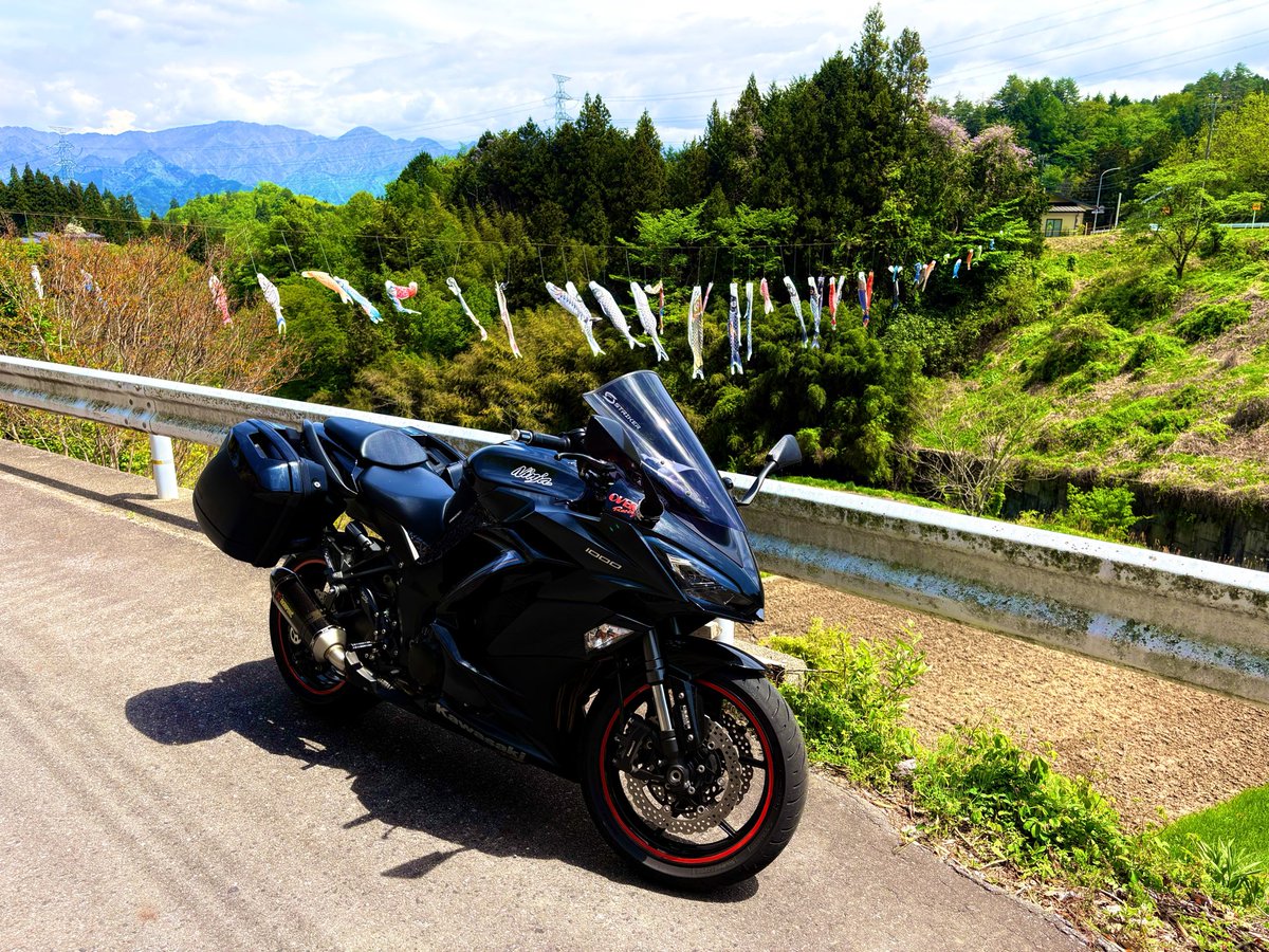 Ryo_Ninja1000's tweet image. 春が過ぎるのはあっという間。
山は緑が濃くなってます🤭🤭
#Ninja #Ninja1000 #忍千 #ツーリング