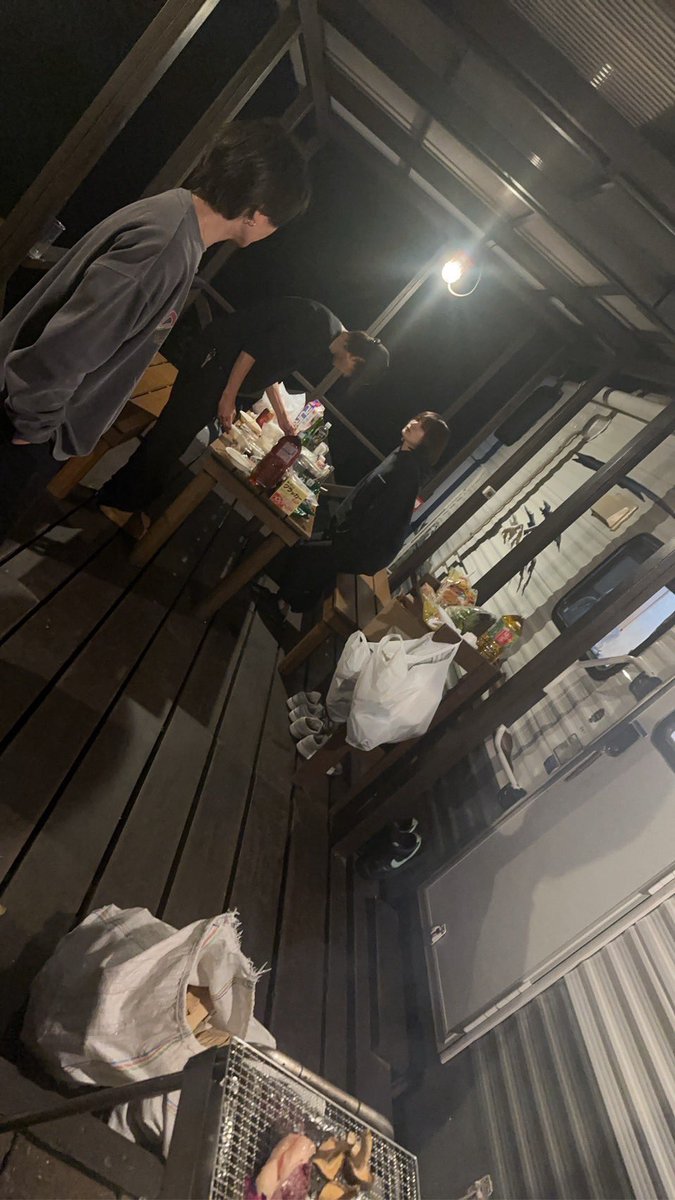 あいにくの雨だったけど屋根あって気にならないとこでジビエBBQ
　
元ホスト経営者インフルエンサーとその仲間達と､､､やっぱモテる人達って話してておもろいんよな