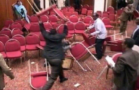 บนโปสเตอร์                          บนเวที