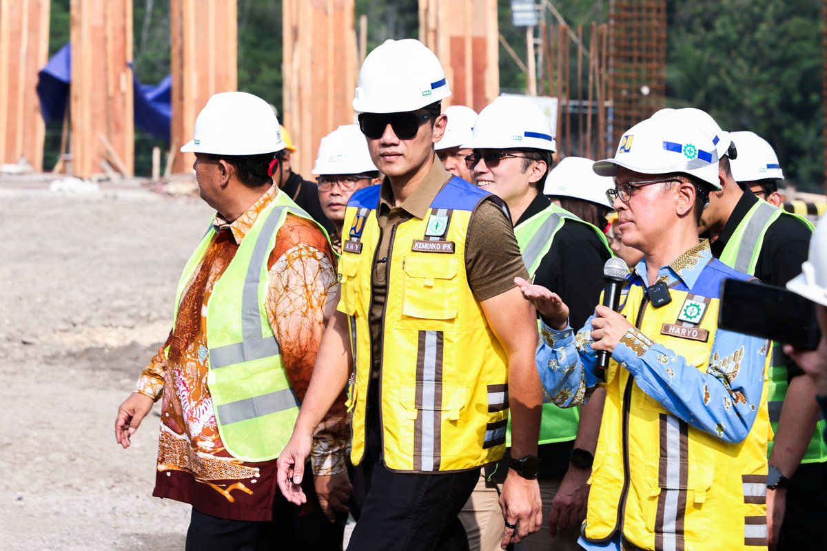 AgusYudhoyono's tweet photo. Setelah mendarat di Bandara Yogyakarta, saya meninjau langsung progres pembangunan kawasan terintegrasi Sekolah Rakyat di Kabupaten Kulon Progo, DIY. Di atas lahan seluas 7,1 hektare, tengah dibangun fasilitas pendidikan lengkap mulai dari SD, SMP, hingga SMA yang dilengkapi asrama, ruang kelas, sarana olahraga, dan fasilitas pendukung lainnya.

Target kita jelas: selesai pada Juni 2026. Sesuai dengar arahan langsung Bapak Presiden @prabowo, Sekolah Rakyat bukan sekadar bangunan fisik, melainkan solusi nyata untuk memutus rantai kemiskinan antar generasi. Program ini difokuskan untuk keluarga prasejahtera dan masyarakat berpenghasilan rendah. Semuanya gratis: sekolah, tempat tinggal, pakaian, buku, hingga makanan bergizi untuk para siswa. Kita ingin anak-anak kita fokus belajar dan tumbuh menjadi generasi unggul tanpa terbebani biaya.

Saat ini progres fisik mencapai 38% dengan dukungan lebih dari 840 tenaga kerja yang akan terus ditambah untuk mengejar timeline. SR ini diharapkan mampu menampung 1.080 siswa yang nantinya akan dibimbing oleh para guru dan pamong terbaik. Selain dampak pendidikan, proyek ini juga menghidupkan ekonomi lokal di sekitar Kulon Progo melalui serapan tenaga kerja dan pemberdayaan UMKM.

Saya meminta kepada seluruh jajaran untuk terus mengawal pembangunan ini agar tuntas tepat waktu, mengutamakan keselamatan kerja, dan memastıkan kualitas material terbaik demi masa depan anak-anak kita.

Mari kita pastikan pendidikan berkualitas dapat diakses oleh siapa saja, di mana saja. Terima kasih atas sinergi dan kerja kerasnya Bapak Deddy Agus Susanto dan Ir. Raden Haryo Satriyawan dari Kementerian PU, Bupati Kulon Progo Bapak Dr. R. Agung Setyawan, Wakil Bupati Bapak Ambar Purwoko, Sekda Bapak Triyono, Ibu Ernawati Sukeksi (Dinsos), Bapak Drs. Duana Heru (DLH), Bapak Sulung Ambang (DPU), Ibu Dr. Ir. Margaretha Elya Lim (Kantah ATR/BPN Kulon Progo), Mayor Sutarjo (Kasdim 0731), serta AKBP Ridho Hidayat (Kapolres Kulon Progo).

Mari terus kita kawal bersama pembangunan ini demi masa depan anak-anak bangsa.