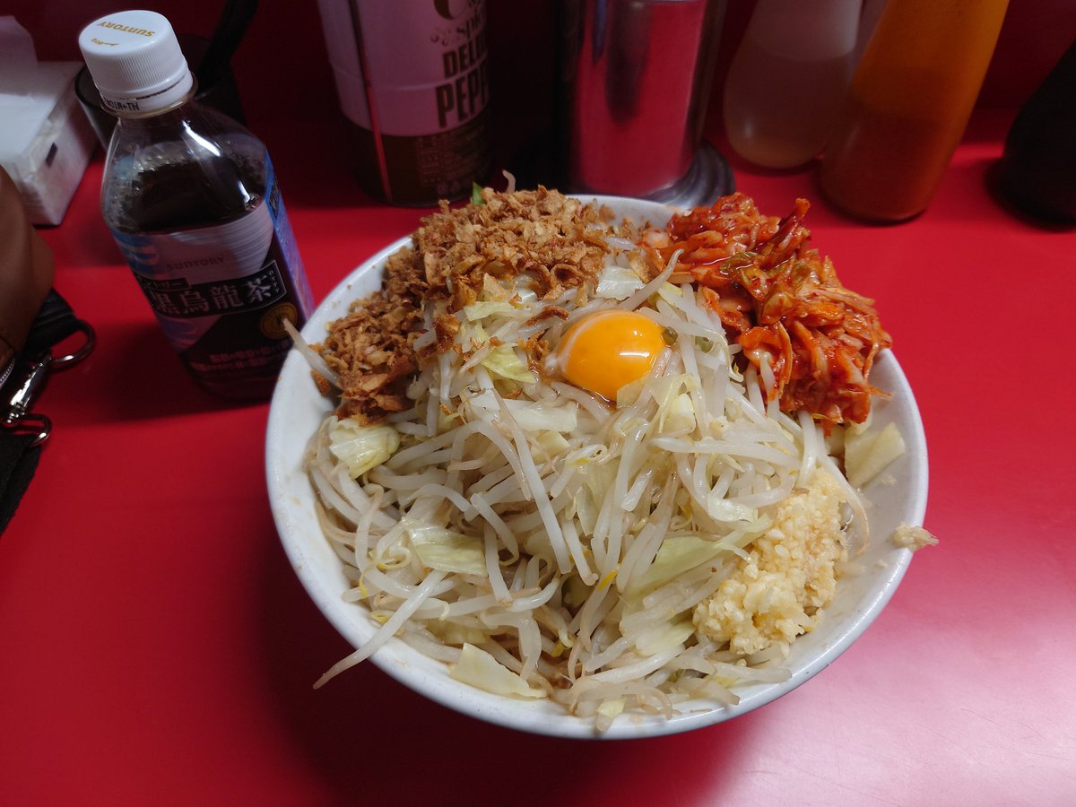 0Tomojun's tweet photo. 約3カ月ぶり！お昼時なのに空いてる。ラーメンフェスの影響か？まぁ並ばずに食べられるのはラッキーでした。汁無し、キムチ、豚一枚追加。もちろんニンニク有りで。美味すぎて時間が許すならずっと食べていたい。 https://t.co/KrSV0tOBja