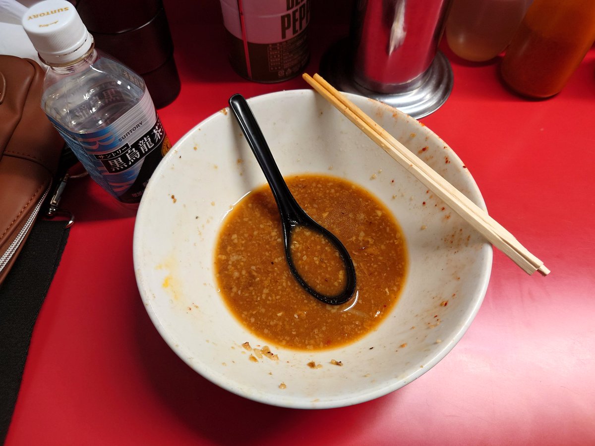 0Tomojun's tweet photo. 約3カ月ぶり！お昼時なのに空いてる。ラーメンフェスの影響か？まぁ並ばずに食べられるのはラッキーでした。汁無し、キムチ、豚一枚追加。もちろんニンニク有りで。美味すぎて時間が許すならずっと食べていたい。 https://t.co/KrSV0tOBja
