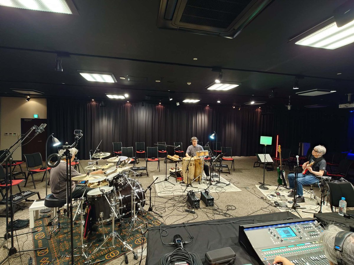 tk560515's tweet photo. 昨日は新横浜マルハチコットンスクエアB1ライブスペースに。スピーカーはなく、お客様一人ひとりにヘッドホンとキューボックスが。エンジニアが作ったツーミックスの他、演奏している3人単体の音を聴くことも出来ます。音楽ファンはもとより、楽器に興味ある方、音楽学校学生さんも是非❗️ https://t.co/5CFabwOEUt