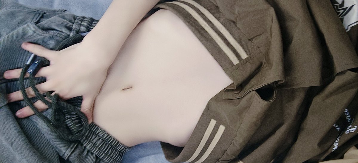 Summur1048674's tweet photo. 一个很突如其来的下海预告（可能？）
os：这样的身材真的有受众吗？
好想约装和zen拍作战记录😭 https://t.co/YvukBdewG8