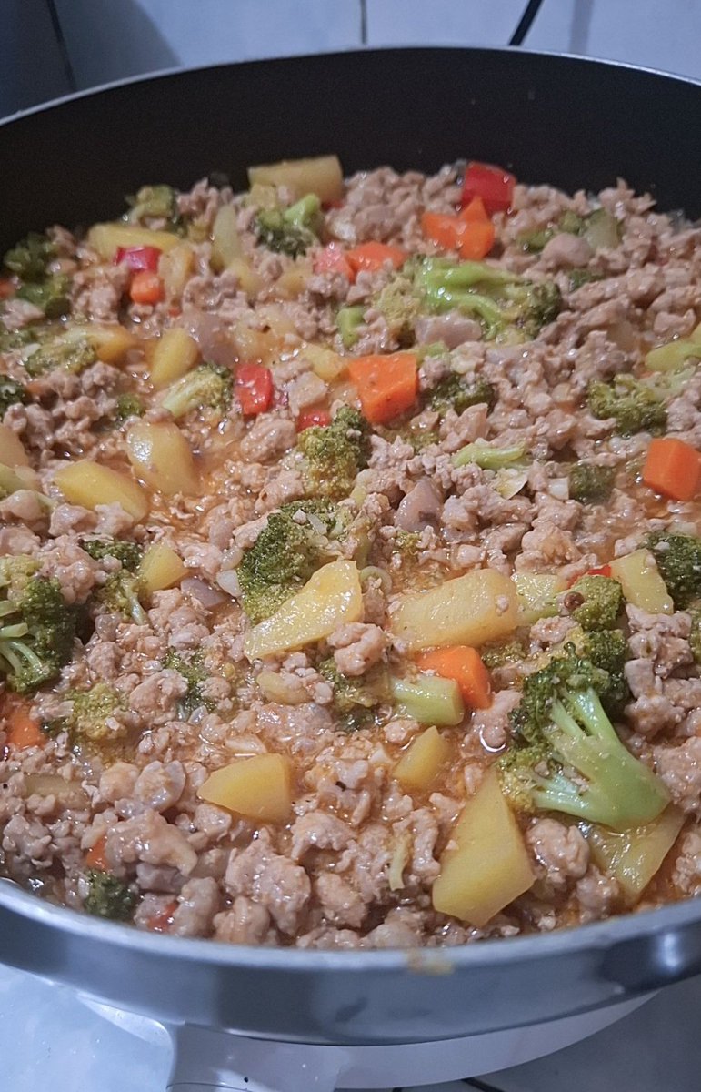 moojieeee's tweet photo. giniling na may broccoli is neow !! #cookingina https://t.co/aj0r90Mh7h