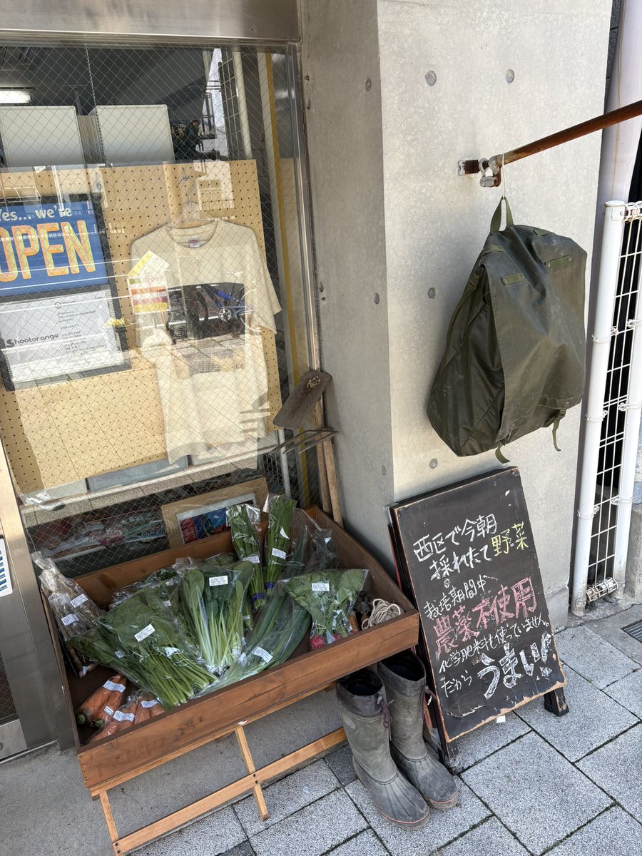 shootoranger's tweet photo. 🥕ShooKAKrange
OPEN 13:00-22:30 CLOSE

やるのよ。まず行動。
通る人通る人じーっと見ながら歩いて行きはる。反応あるので嬉しい🤩

#野菜販売はじめました
#農薬不使用野菜
#朝採れ野菜 https://t.co/7Qvzo3KPUV