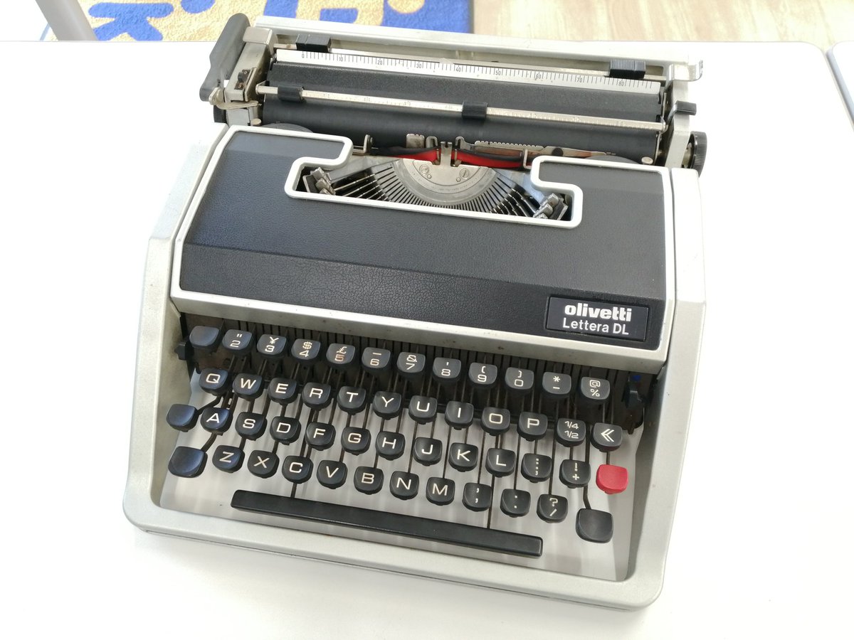 Olivettiのタイプライター 「Lettera DL」入荷しました‼️ イタリアの
