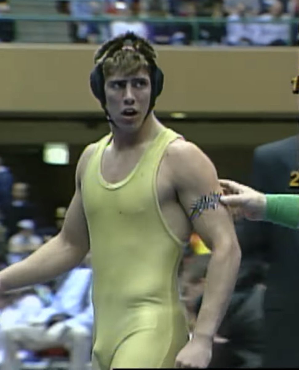 Show_Me_Briefs's tweet photo. College wrestler’s bikini briefs lines https://t.co/bjNm6pFlTj
