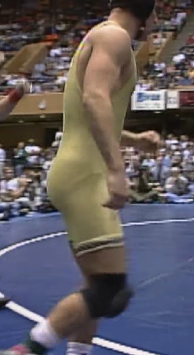 Show_Me_Briefs's tweet photo. College wrestler’s bikini briefs lines https://t.co/bjNm6pFlTj