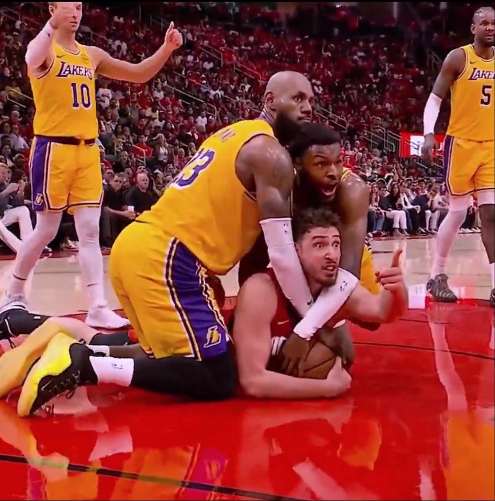 Babaaaa topu mu alıyoooo
😂😂😂

Alperen Şengün'ün topuna LeBron ve Bronny baba oğul birlikte dalıyor. 😂

Yıllarca unutulmayacak çok ama çok ikonik bir kare oldu.
