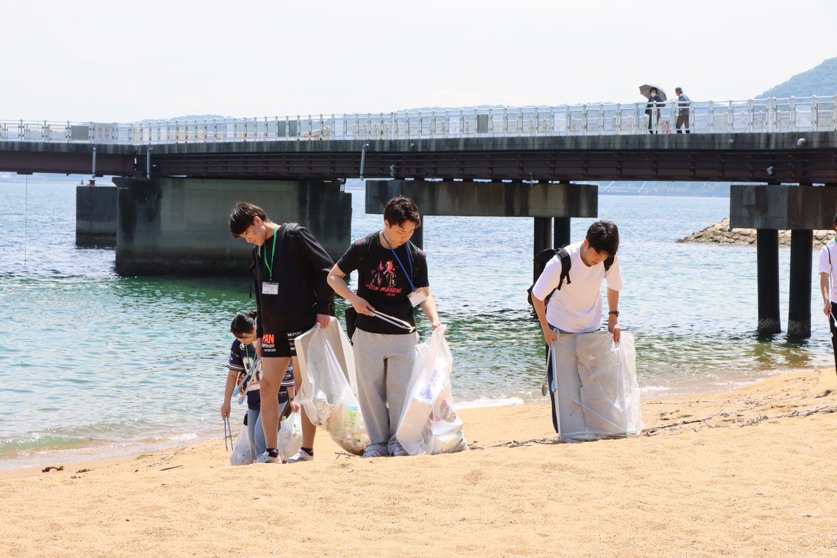geitanpjc's tweet photo. 4月25日（土）に、別府市の清掃活動を実施ししました。別府市の海岸を歩いて観光や環境について学びながら、70Lのごみ袋９つ分のごみを回収しました。これでGWは奇麗な海岸を見てもらえます。暑い中、お疲れ様でした。

#情報コミュニケーション学科 #サービスラーニング #別府海岸清掃 #公立短大 https://t.co/PkqBVvRT2u