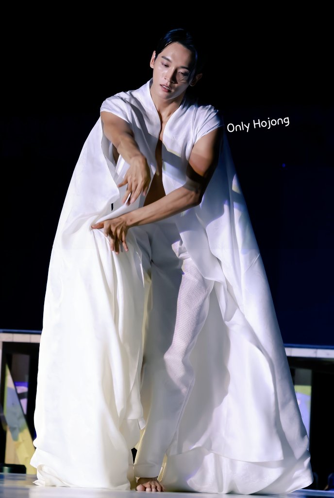 호종 궁중문화축전 꿈의 조화
손 끝 살아있는 거 봐봐😆
#최호종 #궁중문화축전