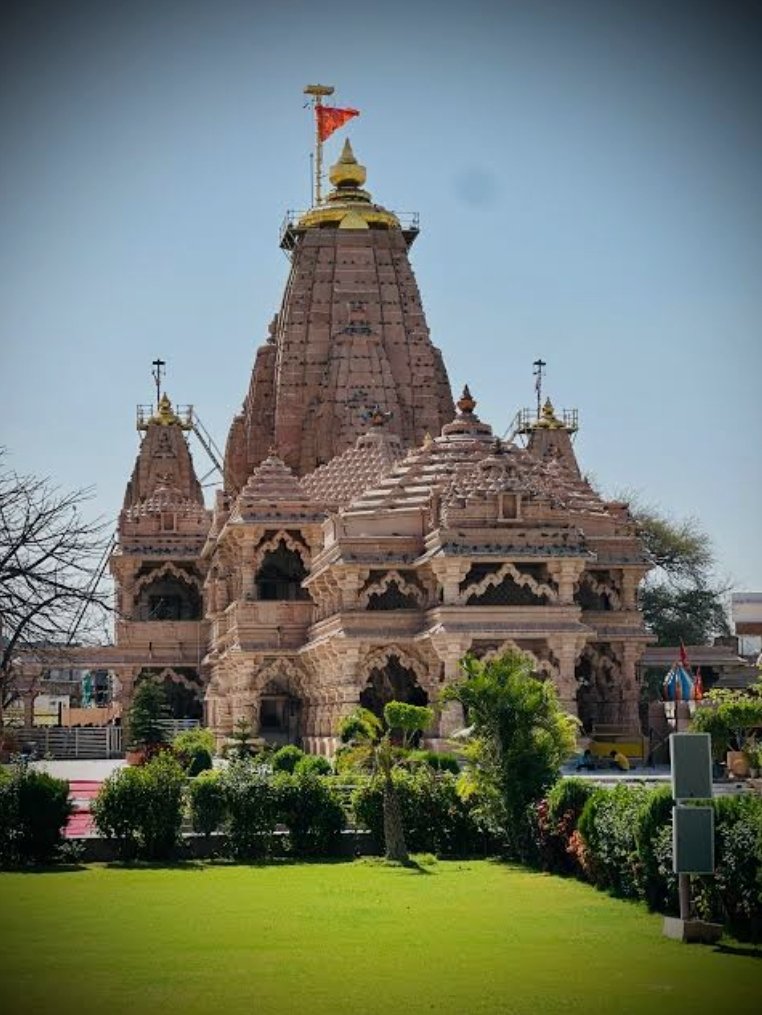 सांवलिया सेठ मंदिर चित्तौड़गढ जो भगवान श्री कृष्ण के सांवले रूप को समर्पित है।🙌

इस बार सांवलिया सेठ के दरबार मे 1 माह का रिकॉर्ड 41 करोड़ 67 लाख रुपए लोगो ने दान किए...और मंदिर मे 660Gm सोना, 84Kg चांदी का चढ़ावा आया।✅️

सांवलिया सेठ को व्यापारी और बिजनेसमैन अपना पार्टनर