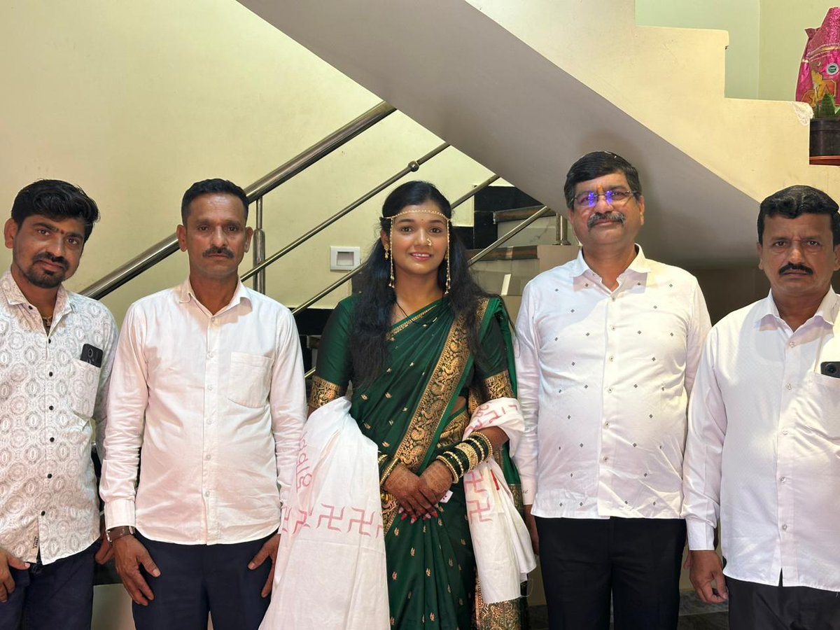 minileshsambare's tweet image. 📍मुरबाड 

आज मु.पोटगाव ता.मुरबाड जिल्हा ठाणे येथे चि. सौ. का. समिक्षा यांच्या हळदी समारंभात उपस्थित राहून त्यांना शुभेच्छा दिल्या.

#हळद #Congratulations