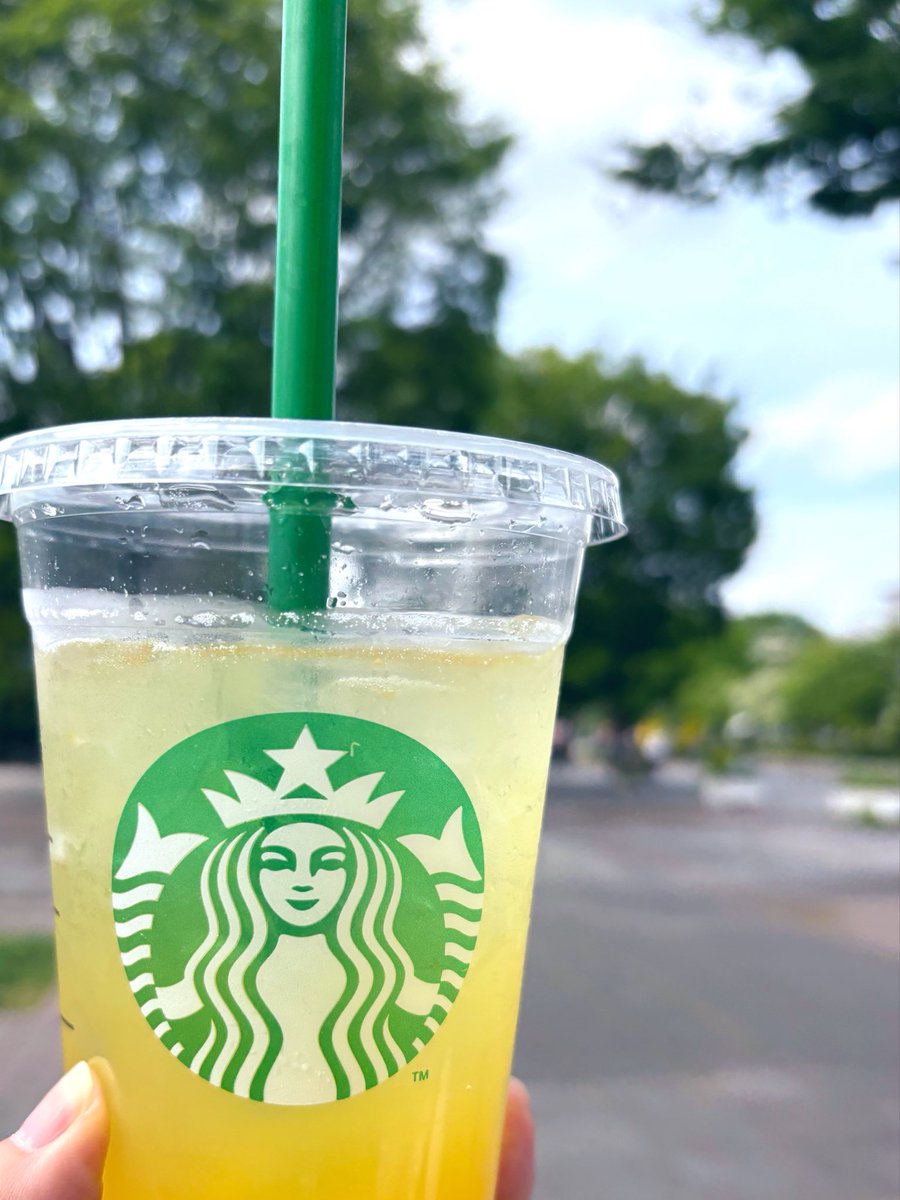 天気良くて気持ちいいから近所の公園でスタバ飲んだ🐼🍃