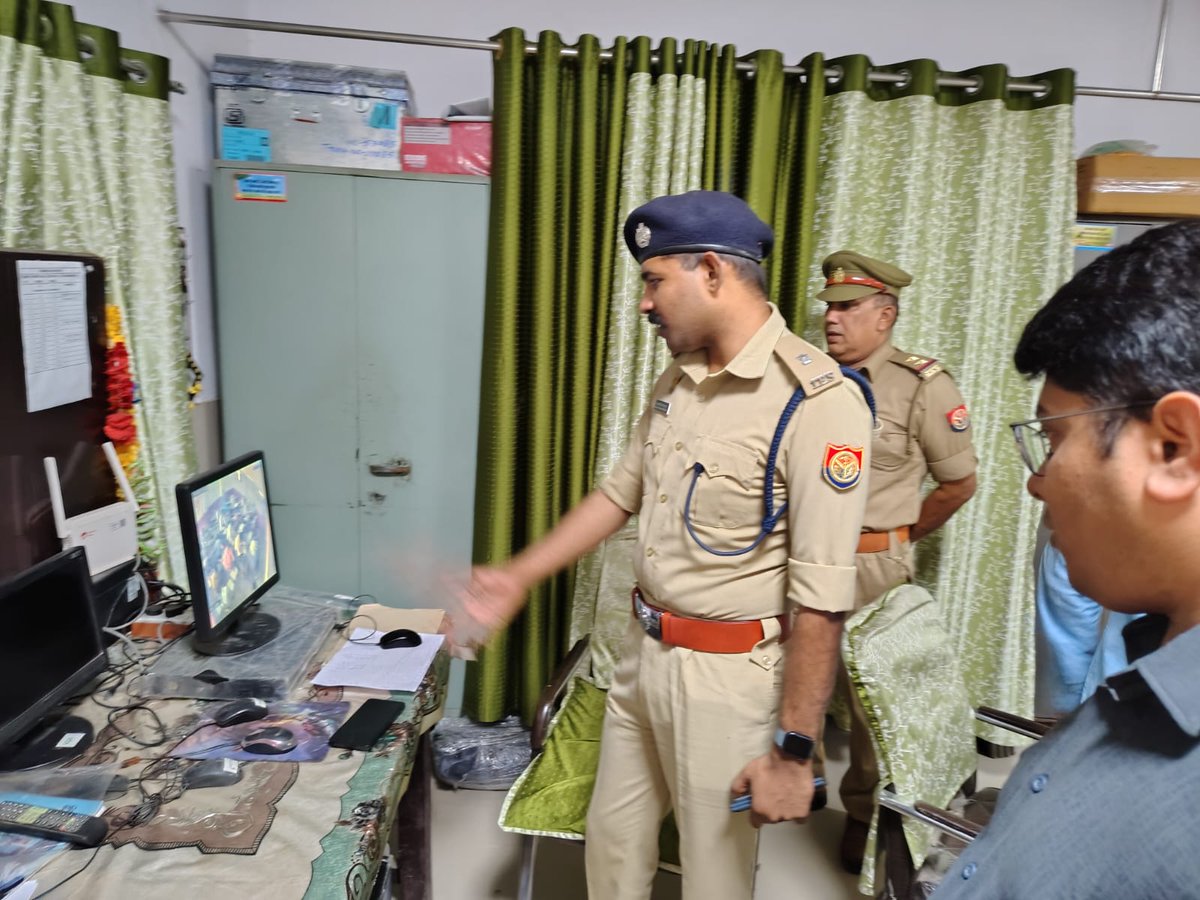 DCP_South's tweet image. होमगार्ड भर्ती परीक्षा 2026 @DCP_South @AmitKAnandIPS महोदय के निर्देशन होमगार्ड भर्ती परीक्षा में शांति सुरक्षा एवं कानून व्यवस्था हेतु #Adcp _south #Acp Knr द्वारा  परीक्षा केंद्रों पर  परीक्षा ड्यूटी तथा सीसीटीवी  को चेक करते सभी को दिए आवश्यक दिशा निर्देश
@lkopolice @Uppolice