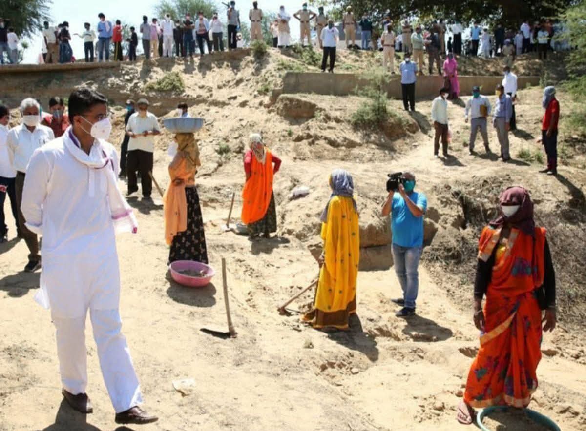 जहां कुछ लोग आलीशान बिल्डिंगों में AC के अंदर बैठकर आम जनता के अधिकारो की हत्या करके राजनीति करते हैं 

वहीं सचिन पायलट जैसे जनसेवक जो गांव में गरीब, किसान की पीड़ा सुनते हैं और उनको न्याय दिलाते हैं 

यही फर्क है सत्ता की चमक और जनता के सच्चे रिश्ते में।♥️
<a href="/SachinPilot/">Sachin Pilot</a>
