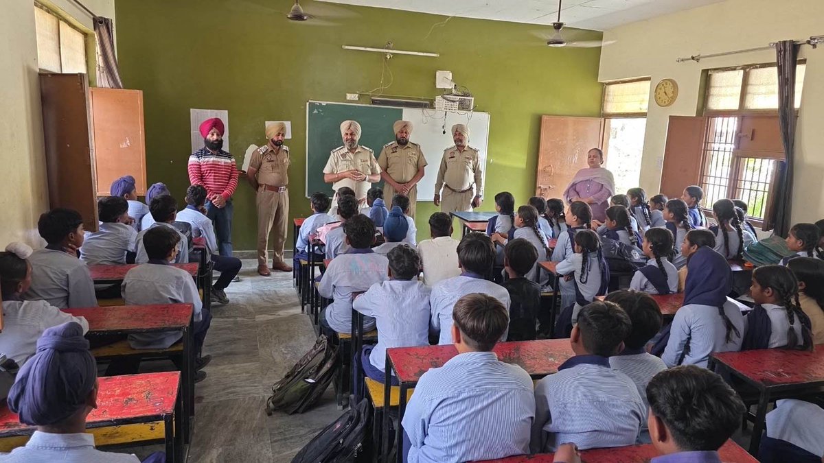 BatalaPolice's tweet image. Batala Police Traffic Education Cell conducted a traffic awareness seminar at Govt. Middle school, Sunaiya, focusing on road safety and adherence to traffic regulations.
#TrafficRules