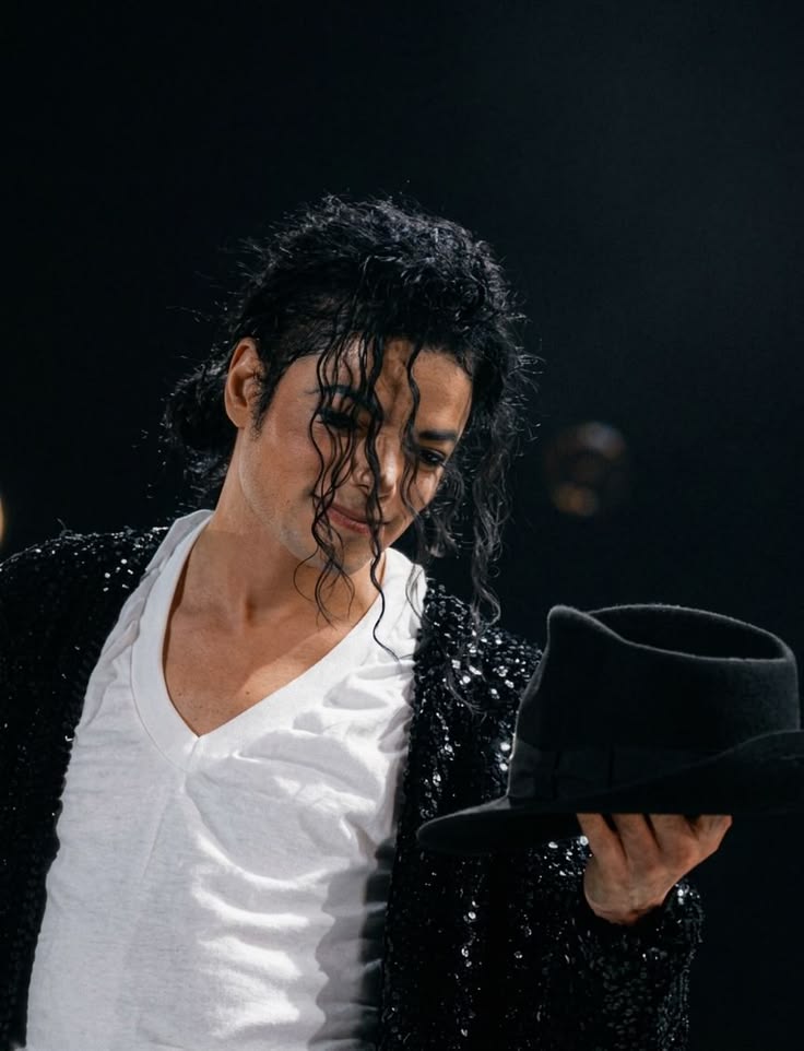 Billie Jean 

Michael e Quincy discordaram sobre o título da canção. Preocupado que as pessoas pudessem confundir  o personagem da música com o tenista Billie Jean King,Jones queria que se chamasse de "Not My Lover", mas Mike ganhou a discussão. (Ainda bem né?)

#MichaelJackson