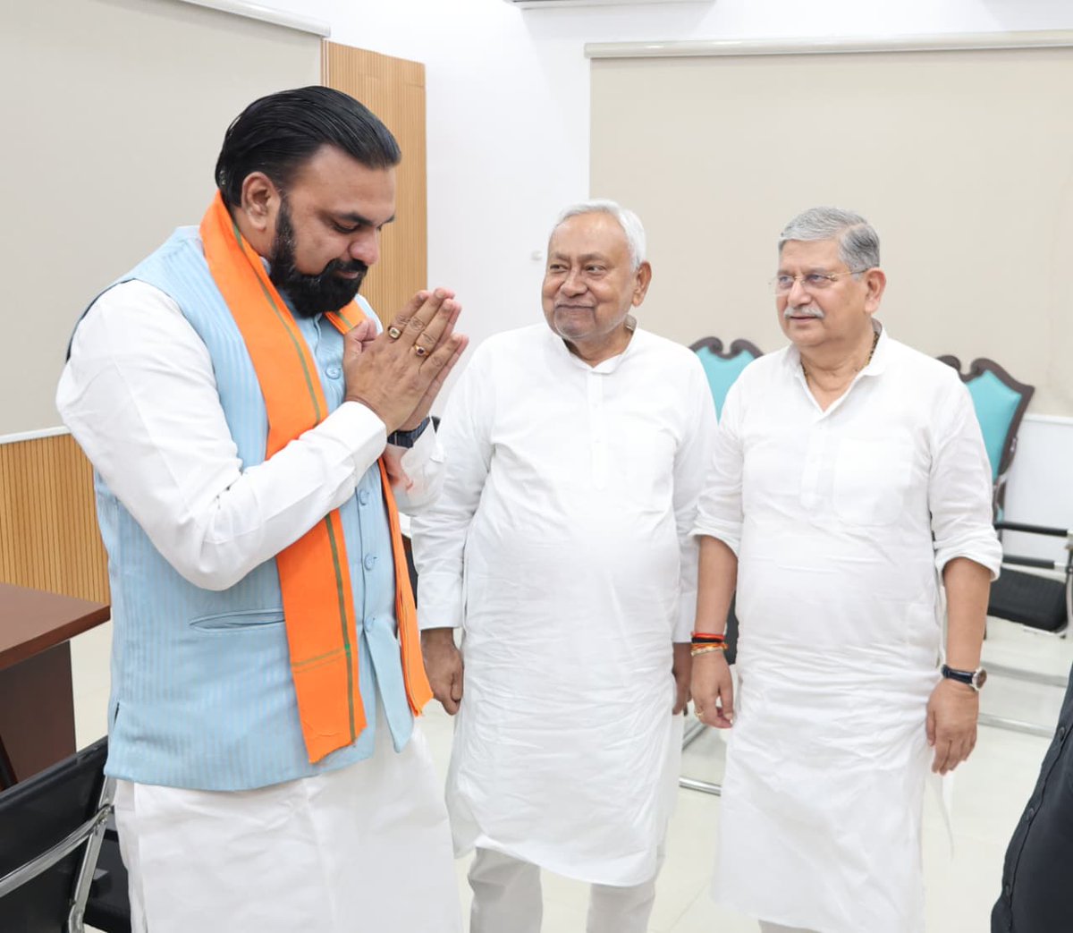 Jduonline's tweet image. माननीय मुख्यमंत्री श्री @samrat4bjp जी ने 1, अणे मार्ग में आदरणीय श्री @NitishKumar जी से शिष्टाचार भेंट की और उनका मार्गदर्शन प्राप्त किया।
इस अवसर पर केंद्रीय मंत्री श्री @LalanSingh_1 जी भी उपस्थित रहे।

#Bihar #NitishKumar
#JDU #JanataDalUnited